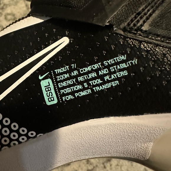 Nike men’s size 10.5 baseball cleats. Nike Force Zoom Trout 7. White & black. - Picture 6 of 7